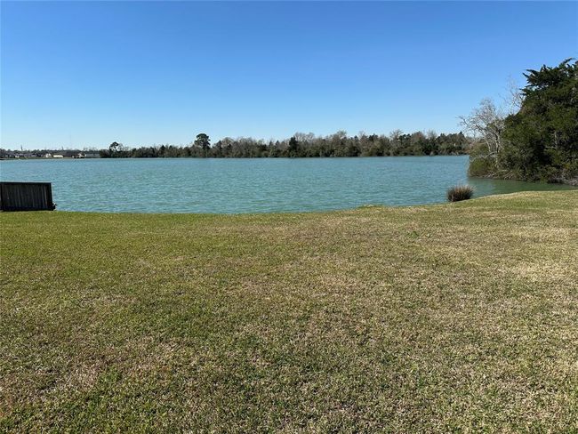 Backyard with Private Lake | Image 8