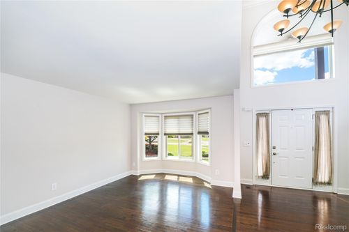 42105 Dorchester Ct, Clinton Twp, MI, 48038-4976 | Card Image
