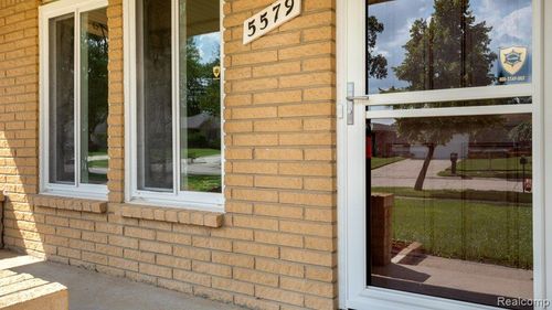 5579 Chadbourne Dr, Sterling Heights, MI, 48310-4757 | Card Image