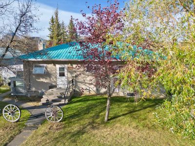 1302 83 St, House detached with 3 bedrooms, 1 bathrooms and 6 parking in Coleman AB | Image 2