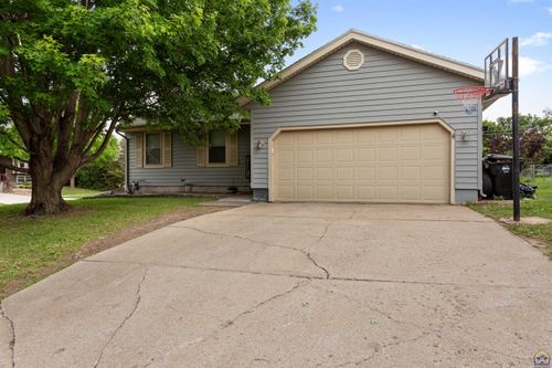 7523 26th St, Topeka, KS, 66614-4751 | Card Image