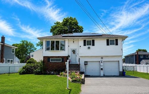 121 W Lake Drive, Babylon, NY, 11757 | Card Image