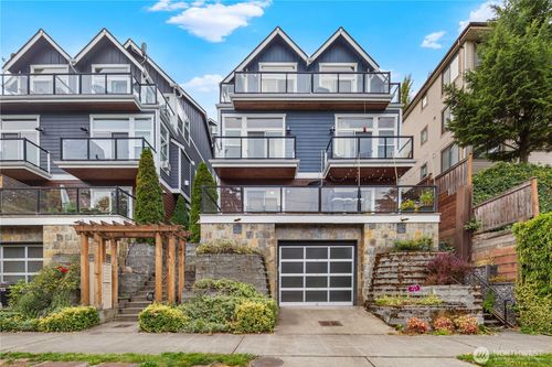 215 26th Ave E, Seattle, WA, 98112 | Card Image