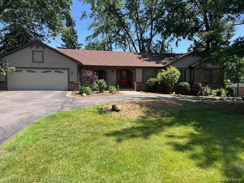 5463 Greenfield Rd, Brighton, MI, 48114-9071 | Card Image