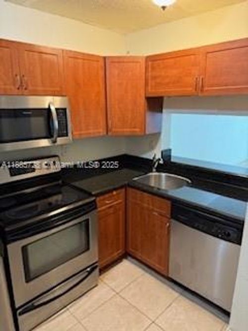 110-492 Nw 165th Street Rd, Miami, FL, 33169-6464 | Card Image