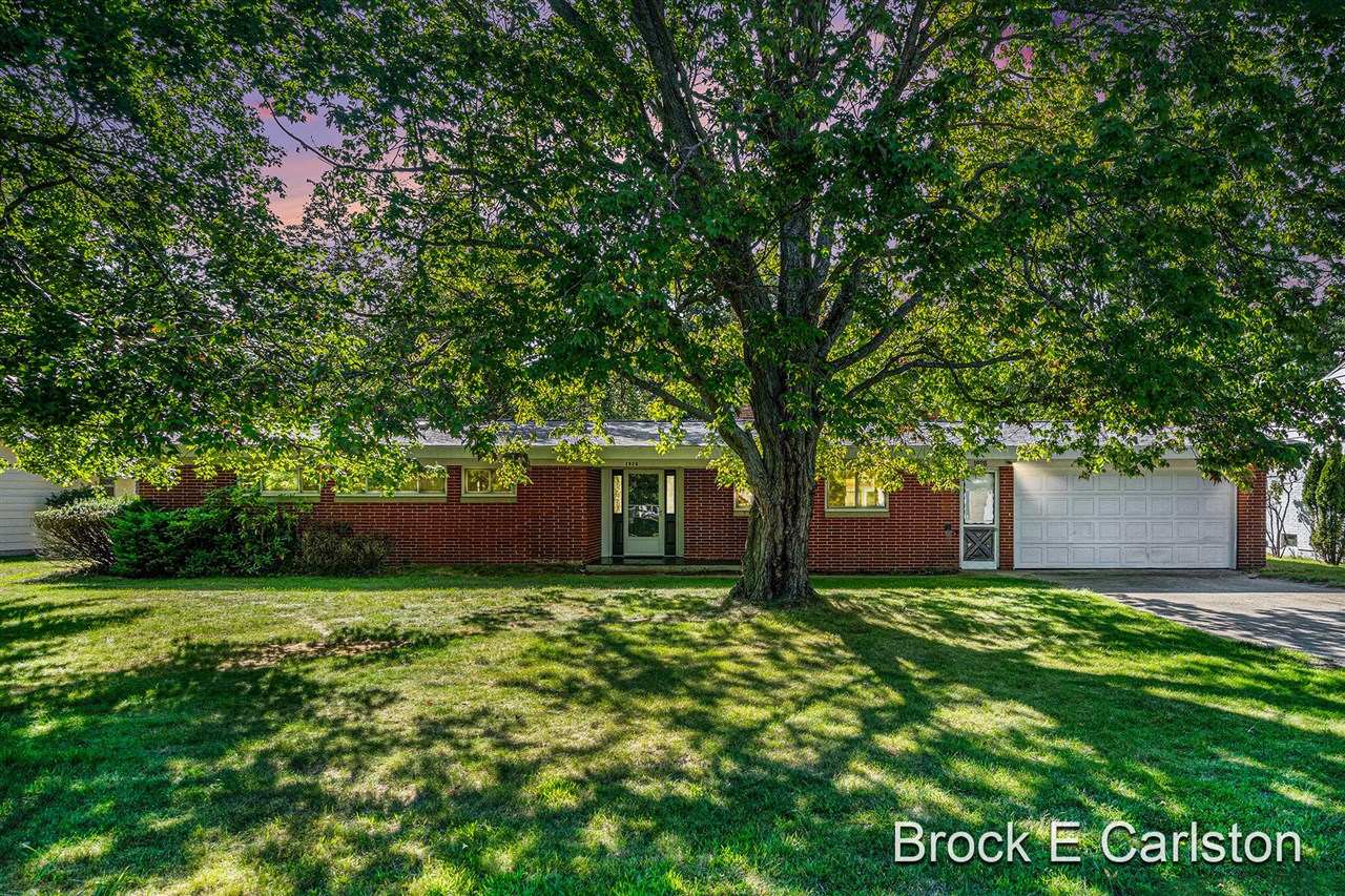 Crestwood Ln, Norton Shores, MI 49441