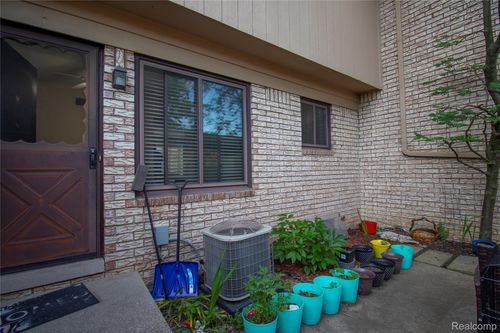 13834 Barcroft Way, Warren, MI, 48088-5106 | Card Image