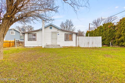 108 W Blvd, Granger, WA, 98932-5504 | Card Image