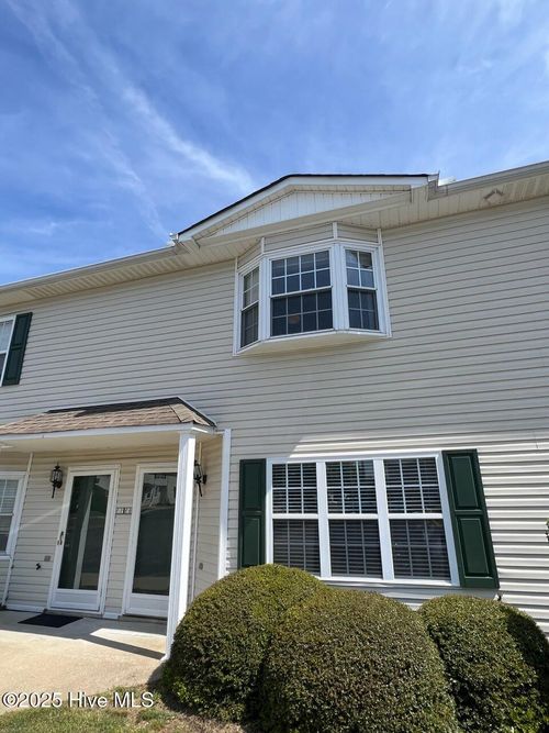 f8-2355 Vineyard Dr, Winterville, NC, 28590-9660 | Card Image