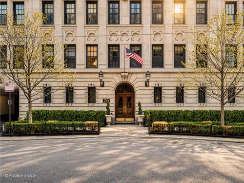 14ws-70 E Cedar St, Chicago, IL, 60611-1179 | Card Image