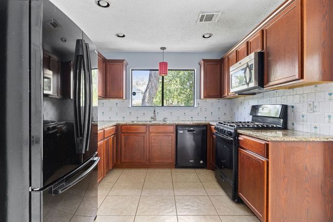 This Kitchen has the kind of layout that makes everyday life feel easy—and a little more enjoyable. | Image 8