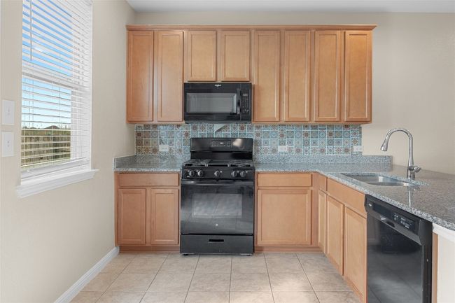 Granite counters, decorative backsplach | Image 10