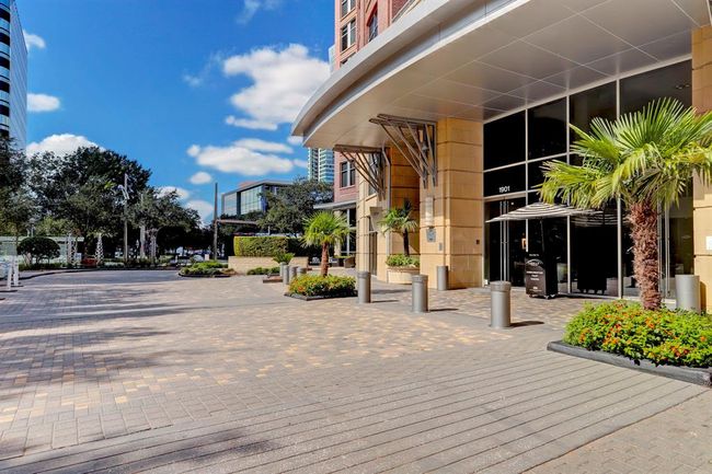 Full-service building with valet parking and guest assistance. | Image 29