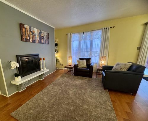 2002 Arkwright St, Maplewood, MN, 55117-2037 | Card Image