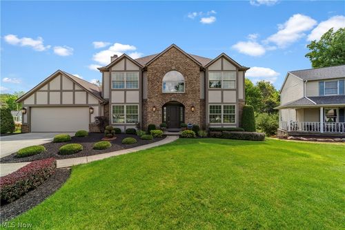 10187 Versailles Dr, Strongsville, OH, 44136-8806 | Card Image