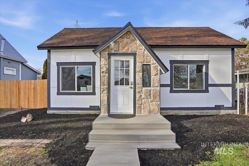 207 10th Ave N, Nampa, ID, 83687-3945 | Card Image