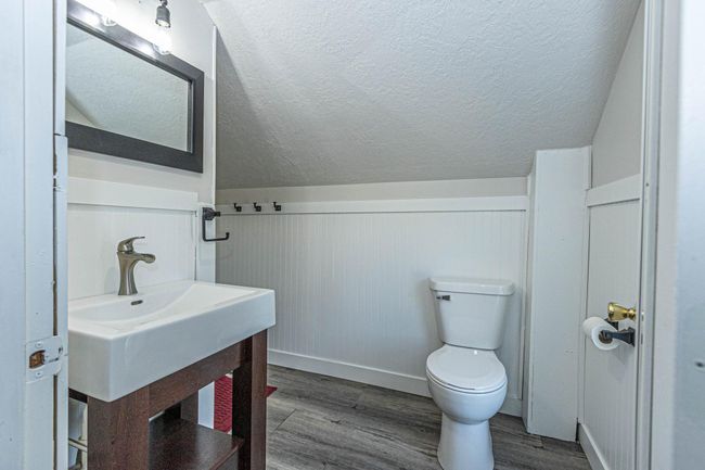 22-Upper Level Bathroom.jpg | Image 22