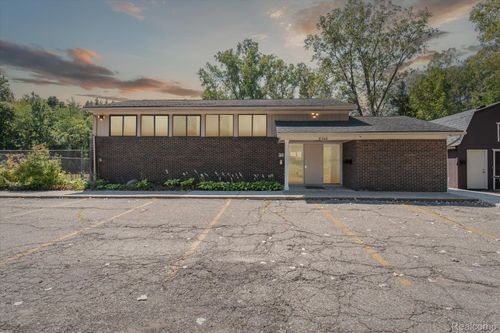 8346 Lakeview Dr, Superior Twp, MI, 48198-3628 | Card Image