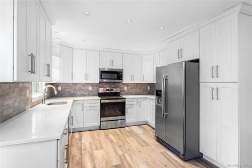 11 Seneca Trl, Ridge, NY, 11961-1809 | Card Image