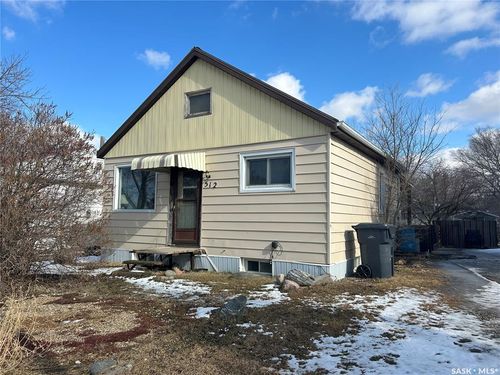 512 Railway Avenue, Lampman, SK, S0C1N0 | Card Image