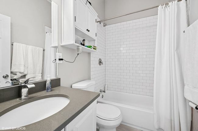 Bathroom with tub | Image 6