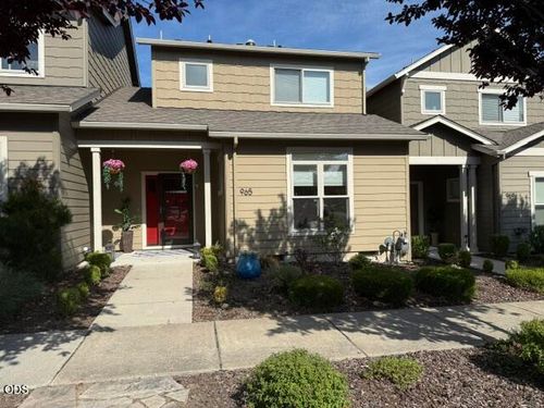 965 Camelot Dr, Ashland, OR, 97520-9164 | Card Image