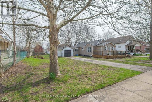 243 North St, Fort Erie, ON, L2A3R9 | Card Image