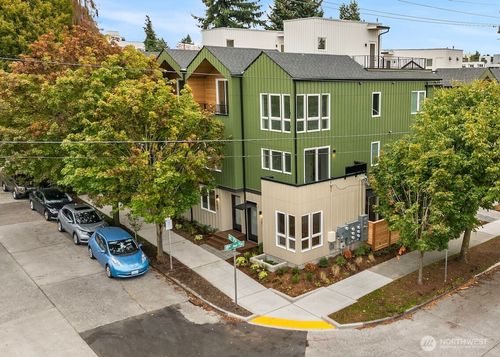 805 Ne 71st St, Seattle, WA, 98115-5569 | Card Image
