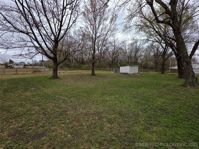 Large Fully Fenced Back Yard | Image 4