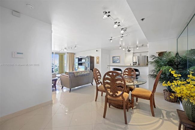 1406 - 19999 E Country Club Dr, Condo with 2 bedrooms, 2 bathrooms and null parking in Aventura FL | Image 16