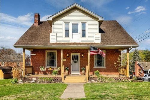 826 Selma Blvd, Staunton, VA, 24401-2863 | Card Image