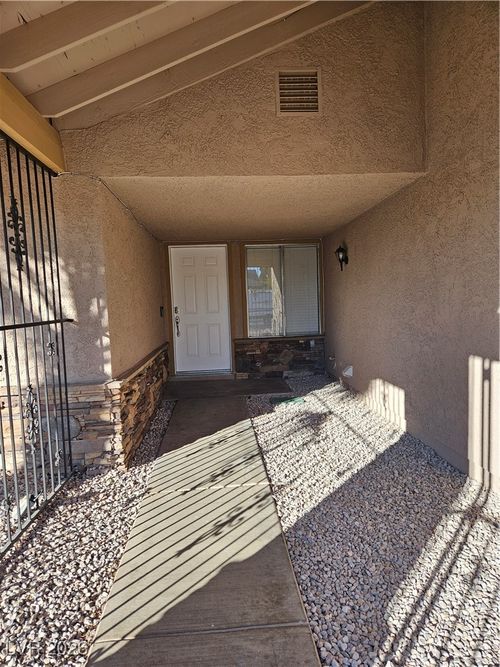 6764 Groveview Ln, Las Vegas, NV, 89103-4233 | Card Image