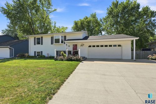 113 Ivy Ln Lane, Harrisburg, SD, 57032 | Card Image
