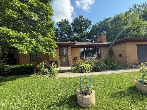 4204 Weston Dr, Burton, MI, 48509-1049 | Card Image