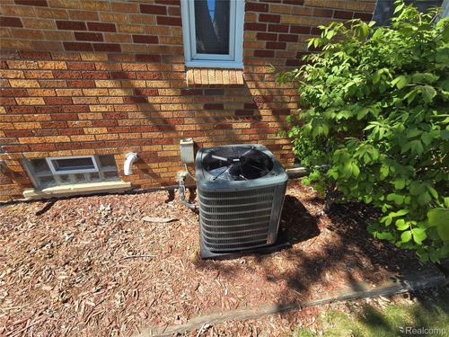 2100 Country Club Dr, Grosse Pointe Woods, MI, 48236-1606 | Card Image