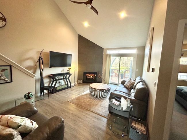 Great Room with Vaulted Ceiling | Image 16