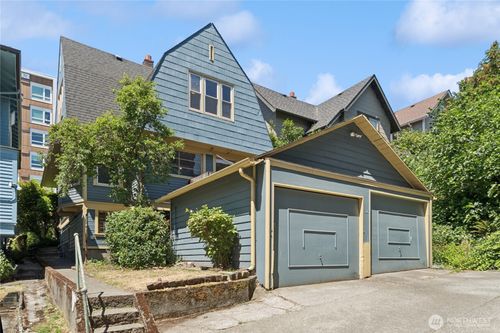 704 Warren Ave N, Seattle, WA, 98109-4027 | Card Image