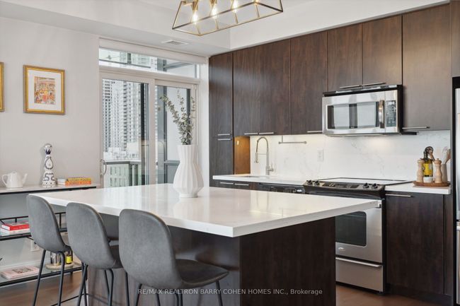 1414 - 70 Roehampton Ave, Condo with 2 bedrooms, 2 bathrooms and 1 parking in Toronto ON | Image 5