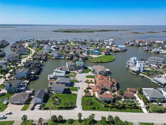 210 Sampan Dr, House other with 2 bedrooms, 2 bathrooms and 2 parking in Tiki Island TX | Image 46