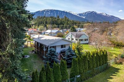 235 B Ave, House other with 2 bedrooms, 2 bathrooms and null parking in Kaslo BC | Image 1