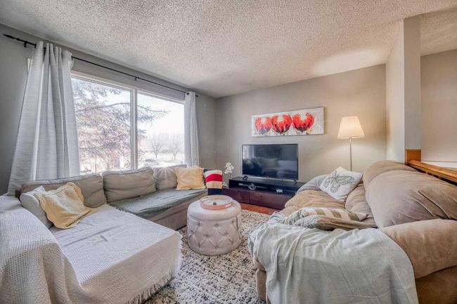 12 Shawmeadows Close Sw, Home with 4 bedrooms, 2 bathrooms and 2 parking in Calgary AB | Image 5