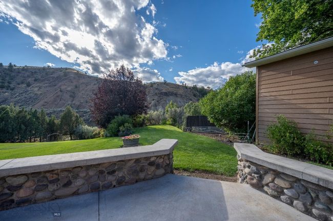 1077 Us Highway 89 S, House other with 3 bedrooms, 3 bathrooms and null parking in Gardiner MT | Image 9