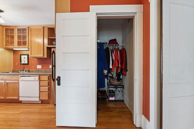 Walk-in closet | Image 23