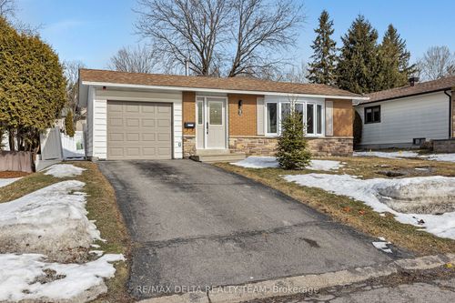 22 Red Maple Cres, Gloucester, ON, K1B3Z3 | Card Image