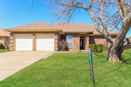 705 Running Creek Dr, Arlington, TX, 76001-7525 | Card Image