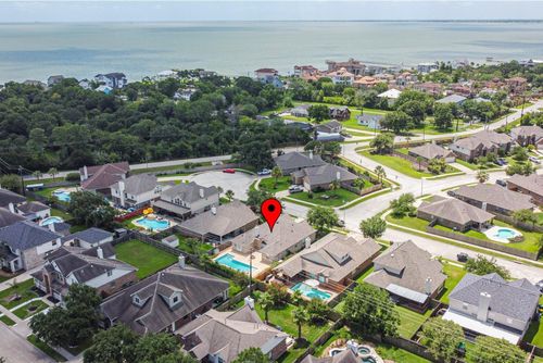 925 Autumn Brook St, Seabrook, TX, 77586-3945 | Card Image