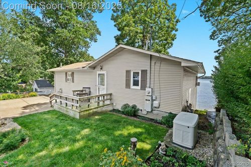 978 Ridge Ct, Chelsea, MI, 48118-9322 | Card Image
