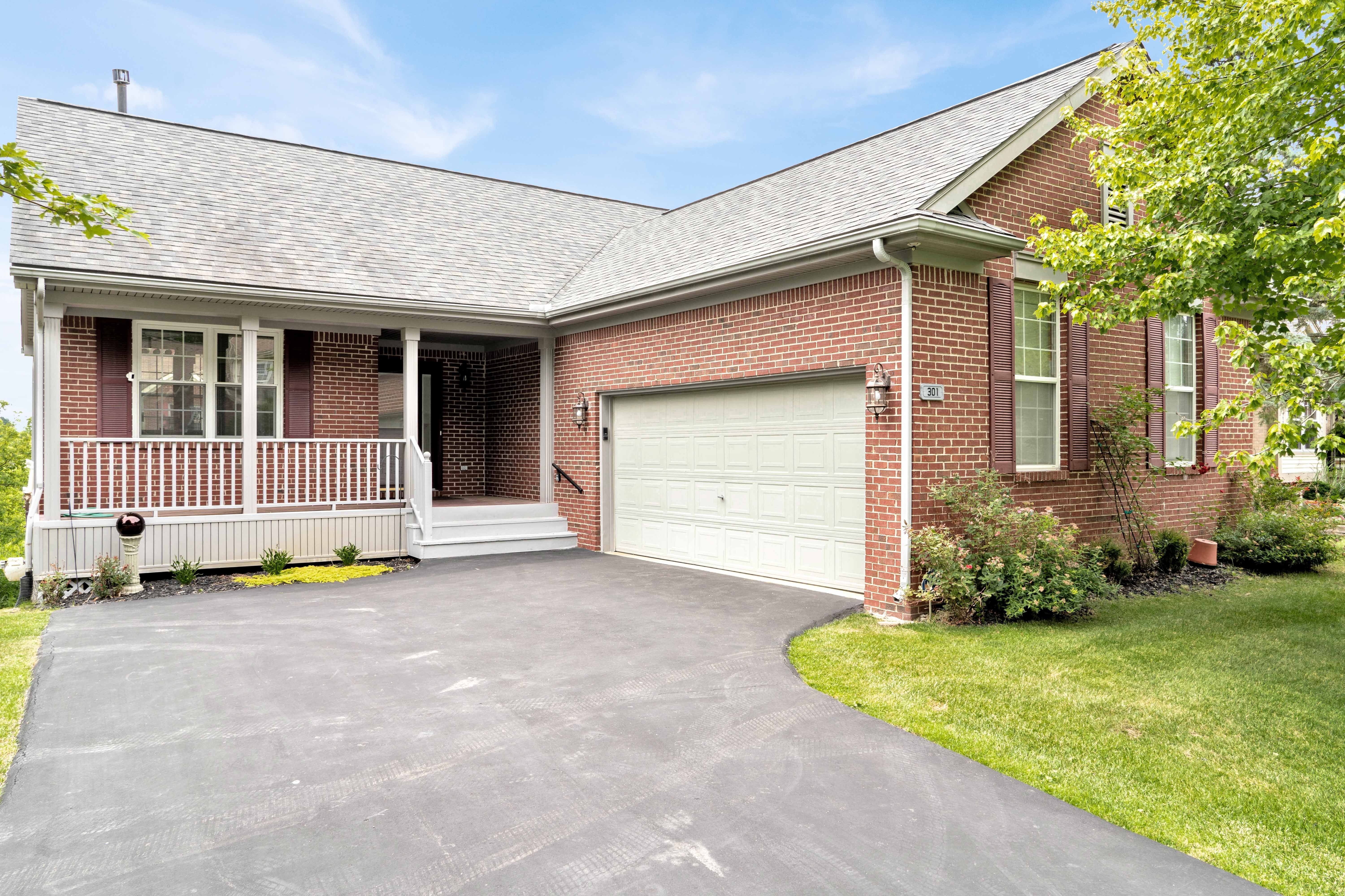 Lakeshore Pointe Dr, Howell, MI 48843