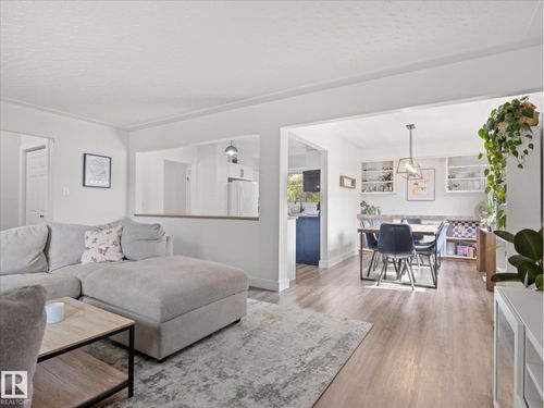 8905 157 St Nw, Edmonton, AB, T5R2A6 | Card Image
