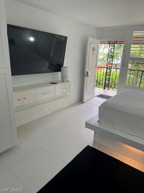 232-2555 Tamiami Trl N, NAPLES, FL, 34103-4408 | Card Image